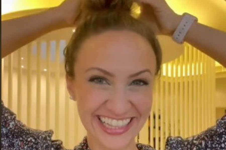 ZAUZETU MAJKU ISPROZIVALI ZBOG FRIZURE, A ONDA JE ONA RASPUSTILA KOSU: Ljudi zatečeni onim što se dogodilo! (VIDEO)