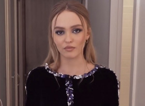 ĆERKA ČUVENOG GLUMCA POTPUNO NAGA, NIŠTA NIJE OSTAVILA MAŠTI NA VOLJU: Otkrila je da puši marihuanu, kao i detalje odrastanja u senci slave poznatih roditelja (FOTO)