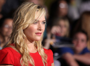 ŠTA SE DOGODILO KEJT VINSLET? Ljudi je na ulici nisu prepoznali, brutalno izvređane njene noge: Da li su joj oduvek bile takve ili ih je vešto skrivala? (VIDEO)