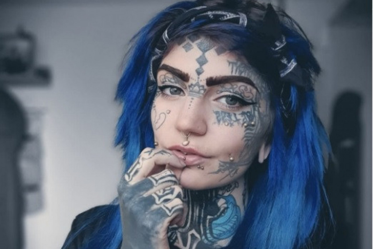 RODILA JE TREĆE DETE I PLANIRA ČETRDESETU TETOVAŽU: Kada su joj pokazali fotografiju kako je izgledala bez crteža na koži, usledila je neverovatna reakcija! (FOTO)