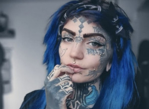 RODILA JE TREĆE DETE I PLANIRA ČETRDESETU TETOVAŽU: Kada su joj pokazali fotografiju kako je izgledala bez crteža na koži, usledila je neverovatna reakcija! (FOTO)