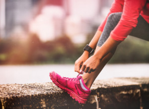 CEO ŽIVOT POGREŠNO VEZUJEMO PATIKE! Evo čemu služi dodatna rupica za pertle