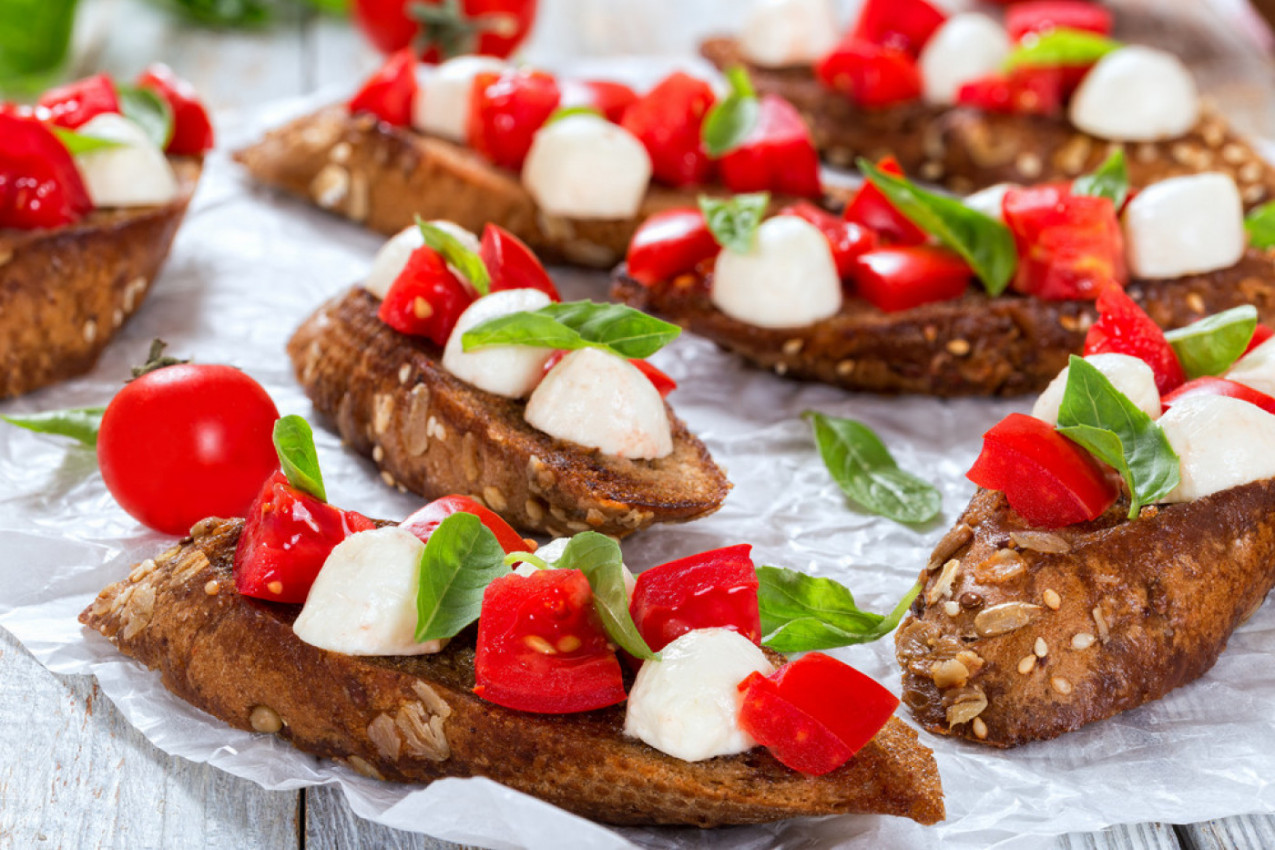 NAJUKUSNIJI BRUSKETI SPREMNI ZA SAMO 15 MINUTA! Obrok od kog ide voda na usta