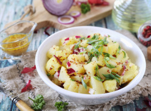 KROMPIR SALATA PO TAJNOM RECEPTU: Jedna namirnica daće joj savršen ukus, spremni dočekajte goste za slavu