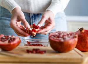 DA LI STE ZNALI DA NAR MOŽE DA SE OČISTI ZA SAMO JEDAN MINUT? Bez prskanja i fleka svuda po kuhinji, trik ostavlja bez daha (VIDEO)