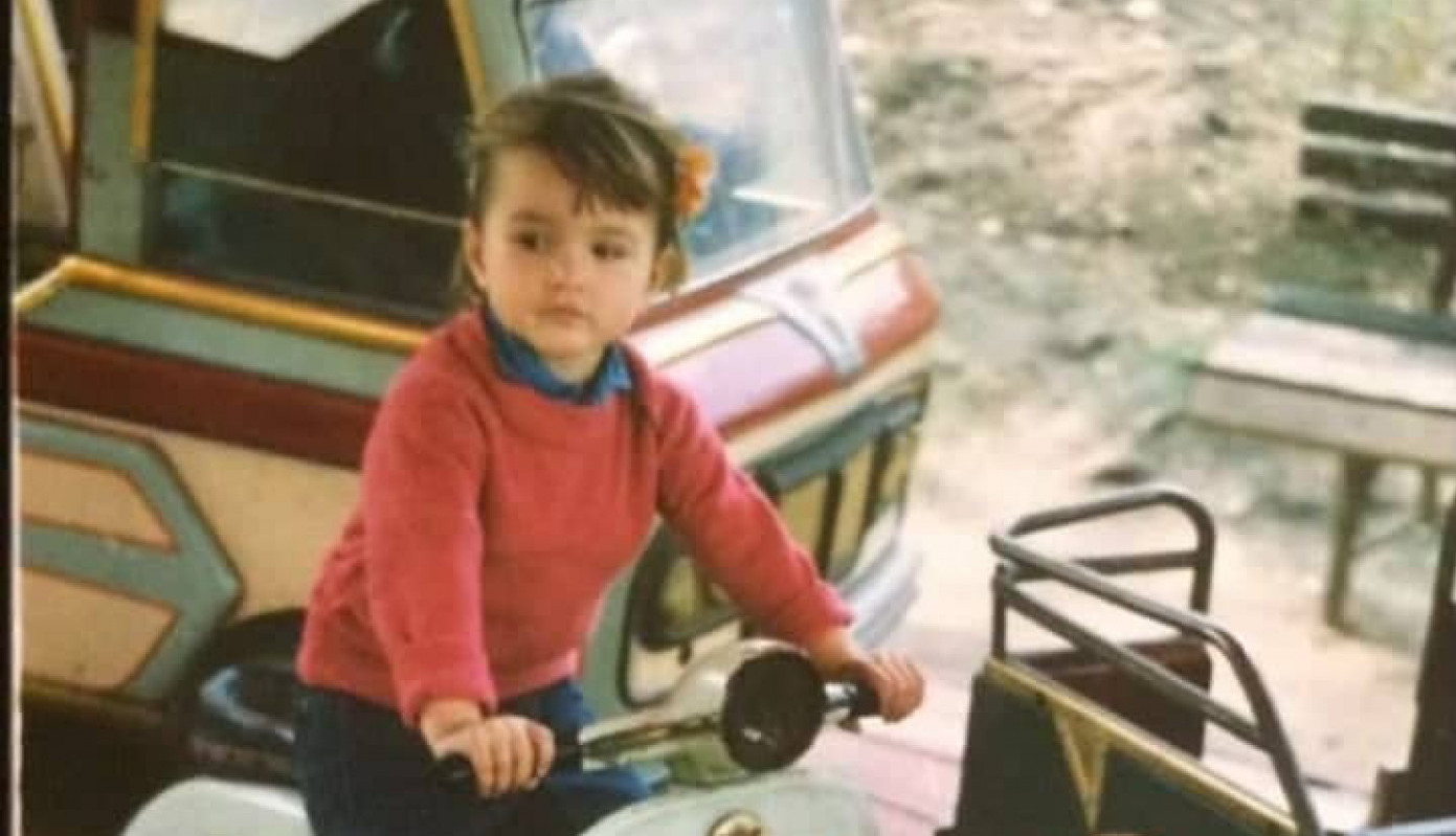 DA LI PREPOZNAJETE DEVOJČICU SA SLIKE? Supruga je jednog od najmoćnijih Srba!