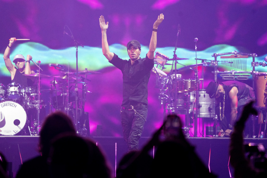 NAKON SNIMAKA KAKO GA LJUBE DEVOJKE NA SCENI, SADA JE ISPLIVAO I JEDAN SA MUŠKARCEM:  Enrike Iglesijas ruši društvene mreže! (VIDEO)