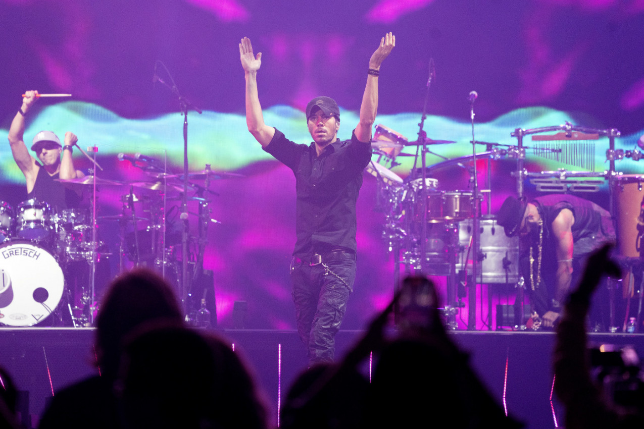 NAKON SNIMAKA KAKO GA LJUBE DEVOJKE NA SCENI, SADA JE ISPLIVAO I JEDAN SA MUŠKARCEM:  Enrike Iglesijas ruši društvene mreže! (VIDEO)