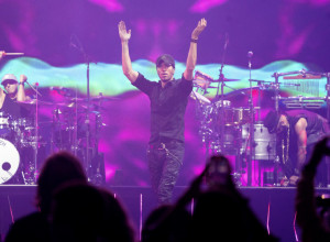 NAKON SNIMAKA KAKO GA LJUBE DEVOJKE NA SCENI, SADA JE ISPLIVAO I JEDAN SA MUŠKARCEM:  Enrike Iglesijas ruši društvene mreže! (VIDEO)