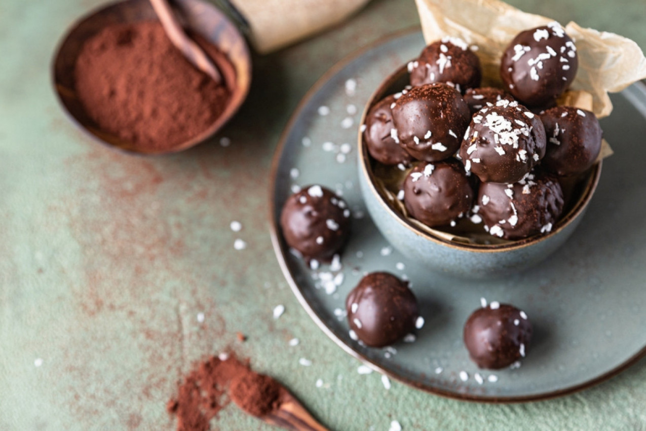 DOMAĆE PRALINE OD SAMO DVA SASTOJKA: Evo kako da napravite slatkiš koji obožavaju sve generacije! (FOTO)