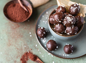 DOMAĆE PRALINE OD SAMO DVA SASTOJKA: Evo kako da napravite slatkiš koji obožavaju sve generacije! (FOTO)