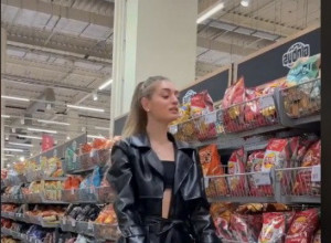 DO NAJVIŠIH PROIZVODA U RAFOVIMA MARKETA DIANA STIŽE NOGAMA! Nećete verovati šta ova devojka može, prolaznici u neverici gledaju u njene vratolomije! (VIDEO)