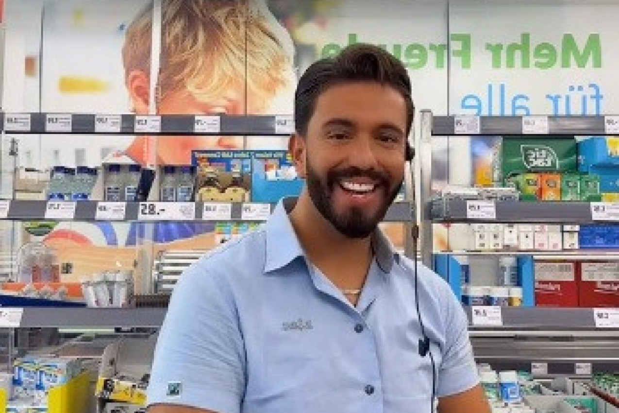 ZBOG OVOG MUŠKARCA SVE ŽENE TRČE U MARKET: Provokativnim plesom prodavac mami uzdahe, a poslodavcu doneo dupliran promet (VIDEO)