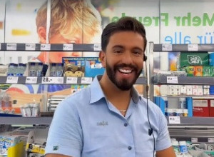 ZBOG OVOG MUŠKARCA SVE ŽENE TRČE U MARKET: Provokativnim plesom prodavac mami uzdahe, a poslodavcu doneo dupliran promet (VIDEO)