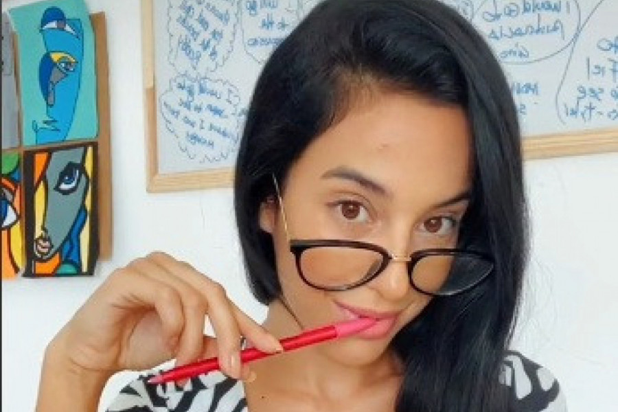 NASTAVNICI KOJA JE PODELILA INTERNET IZ DEKOLTEA SVE KIPI, a njene izjave su još šokantnije: Nemam problem da spavam s očevima svojih učenika (FOTO)