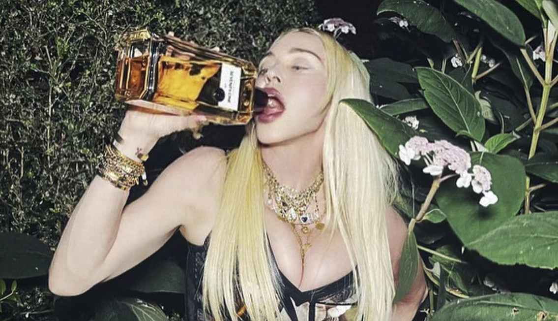 MADONA DOTAKLA DNO! Njen video s kečapom zgrozio je i najvernije fanove, a tek šta je uradila s činijom za pse! (VIDEO)