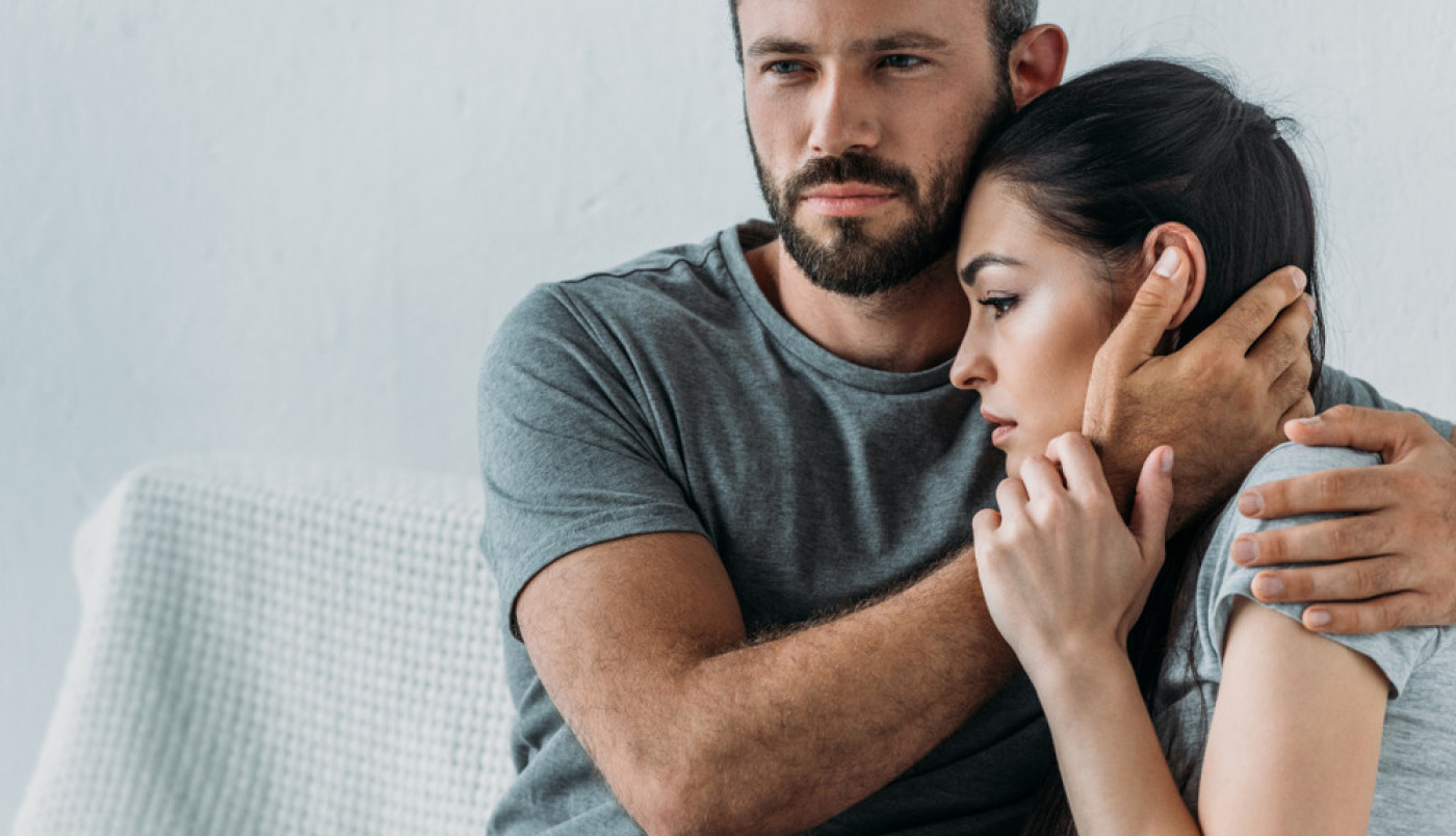 MNOGO SAM STARIJI OD DEVOJKE I PLAŠIM SE ŠTA ĆE MI LJUDI REĆI! Očajni muškarac zatražio je pomoć psihologa, da li previše brine o mišljenju drugih?