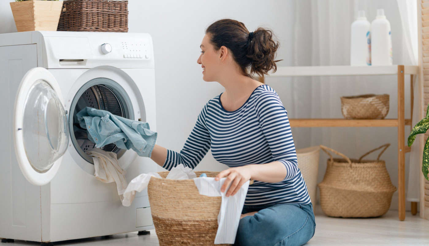NAPRAVITE SAMI PRAŠAK ZA VEŠ OD SAMO TRI SASTOJKA! Vaša odeća i posteljina mirisaće satima i nakon pranja, a evo kako da svežina traje i danima!