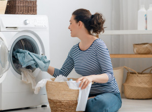 NAPRAVITE SAMI PRAŠAK ZA VEŠ OD SAMO TRI SASTOJKA! Vaša odeća i posteljina mirisaće satima i nakon pranja, a evo kako da svežina traje i danima!
