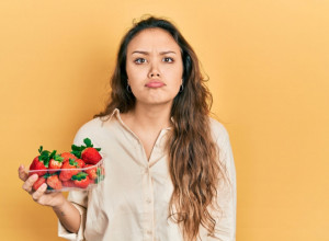 OVAKO IZGLEDAJU JAGODE POD MIKROSKOPOM: U njima je otkriveno nešto što vam se nikako neće dopasti! (VIDEO)