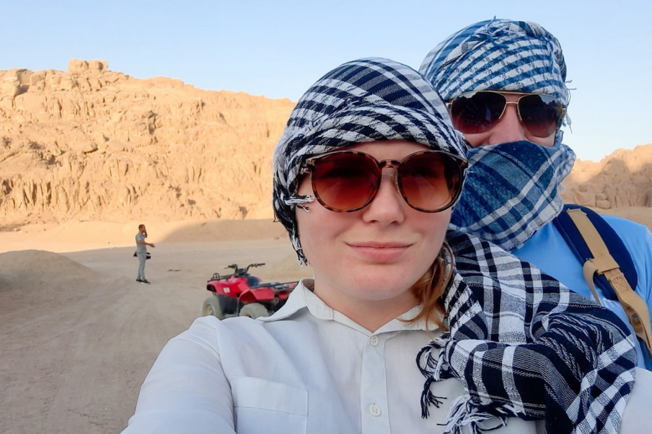 MLAĐANI EGIPĆANIN JOJ JE ZAVRTEO MOZAK, PA JE OSTAVIO UZ UVREDE DA JE MATORA I DEBELA: Sada ima novog dečka o čijem izgledu svi bruje! (FOTO)