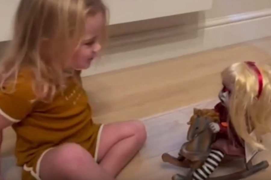 DETE JE OD MAJKE TRAŽILO LUTKU U RADNJI, A KADA JE ONA UGLEDALA IGRAČKU USLEDIO JE ŠOK: Prizor kao iz horora ju je prestravio! (VIDEO)
