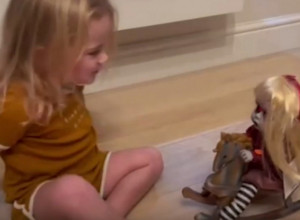 DETE JE OD MAJKE TRAŽILO LUTKU U RADNJI, A KADA JE ONA UGLEDALA IGRAČKU USLEDIO JE ŠOK: Prizor kao iz horora ju je prestravio! (VIDEO)