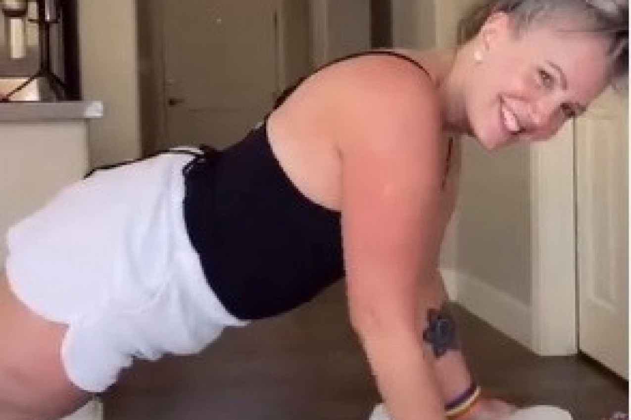 BAKA TROJE UNUČIĆA ZALUDELA SVET! Niko ne može da veruje koliko ima godina, ne postoji ono što ona ne može da uradi, a tek kako izgleda (VIDEO)