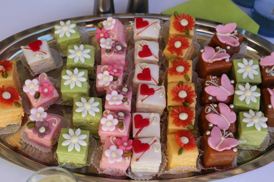 NAJUKUSNIJI MINJONI PO RECEPTU NAŠIH BAKA! Oduševite sve goste na predstojećim veseljima jednim od najslasnijih slatkiša na svetu