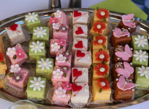 NAJUKUSNIJI MINJONI PO RECEPTU NAŠIH BAKA! Oduševite sve goste na predstojećim veseljima jednim od najslasnijih slatkiša na svetu