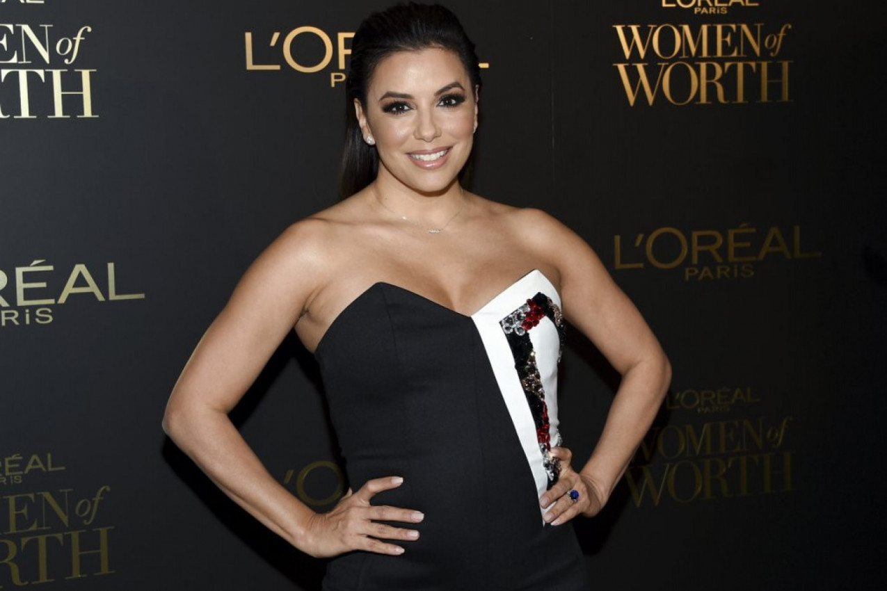 ZBOG OVE HALJINE SVI PRIČAJU O EVI LONGORIJI! Da li je realno da glumica ovako izgleda sa 46 godina? (VIDEO)