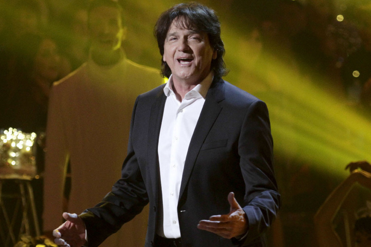 ZDRAVKO ČOLIĆ OŠIŠAN DO GLAVE! Legendarni pevač ostao bez svoje čuvene frizure, fanovi ga nikad nisu videli takvog! (FOTO)