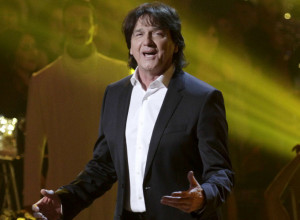 ZDRAVKO ČOLIĆ OŠIŠAN DO GLAVE! Legendarni pevač ostao bez svoje čuvene frizure, fanovi ga nikad nisu videli takvog! (FOTO)