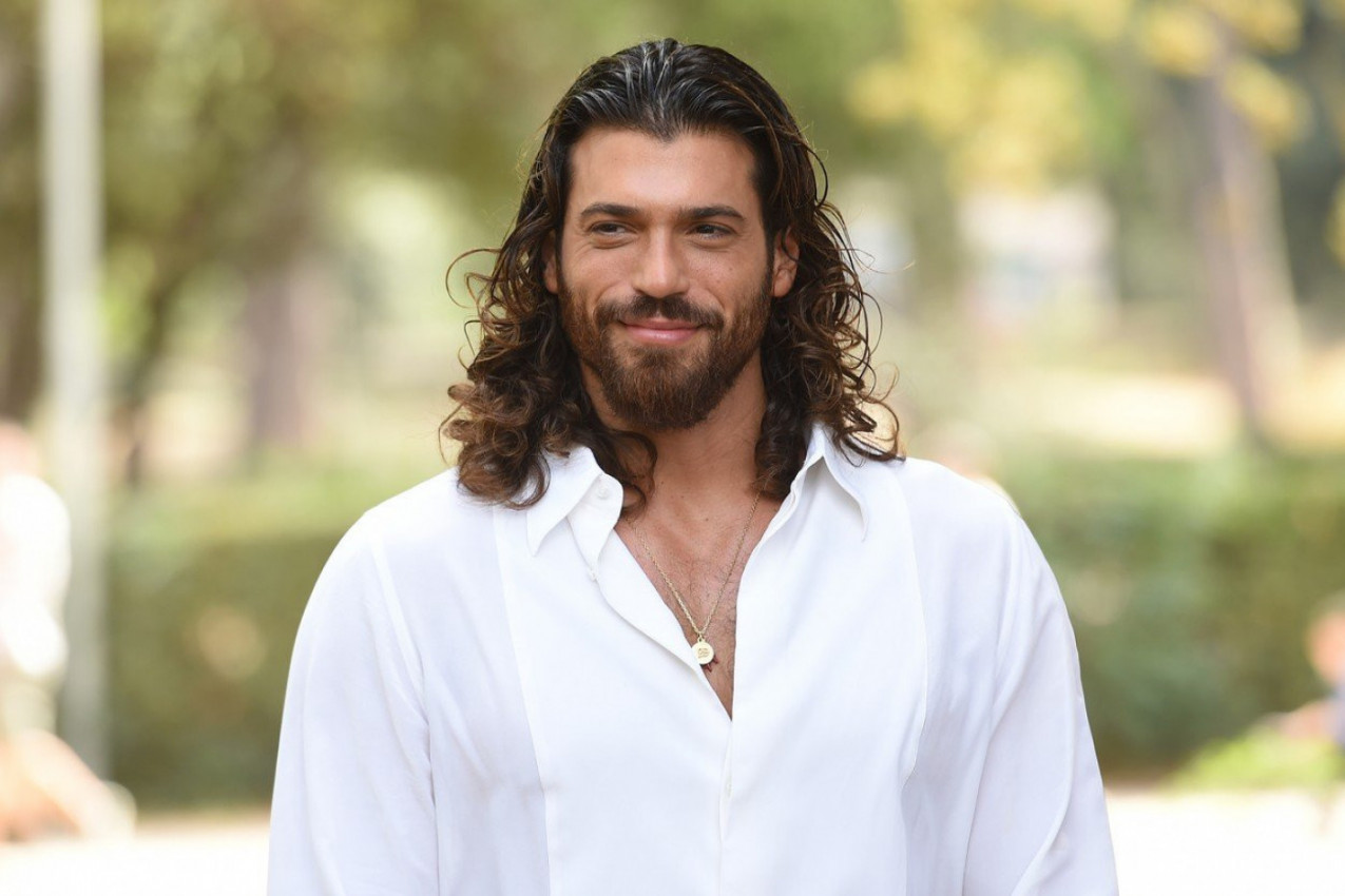 ČUVENI GLUMAC POKAZAO PONOS! Za njim uzdišu sve Srpkinje, a sad je u svlačionici otkrio i glavni adut, svi komentarišu samo jedno! (FOTO)