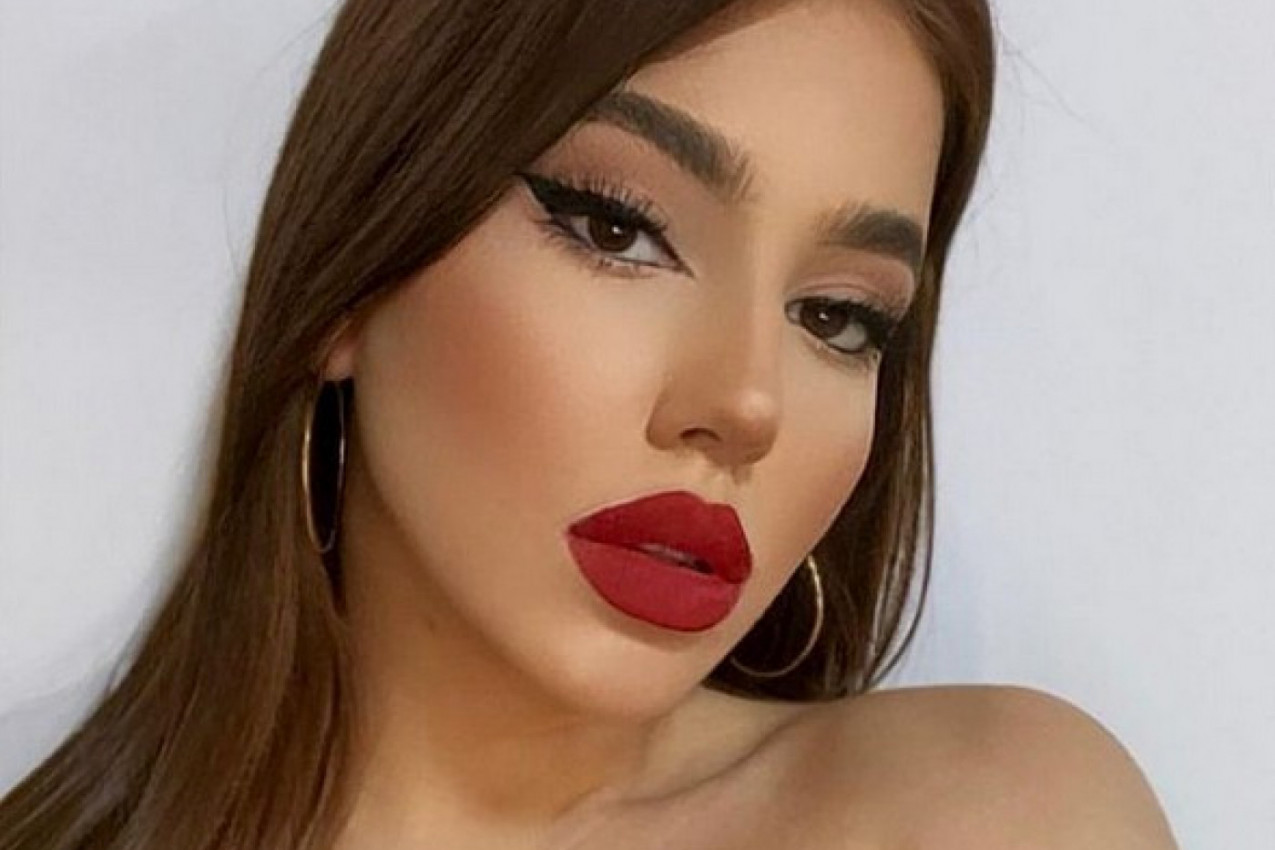 ĆERKA ZDRAVKA ČOLIĆA U TOPU IZ KOG SVE PRŠTI, grudi u prvom planu! Muškarci oduševljeni, ali fanovi čuvenog pevača joj poručuju: Dosta je golotinje! (FOTO)