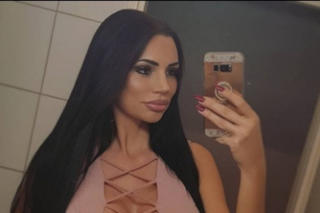 DA LI STE IKADA VIDELI GRUDI JEDANAESTICE? Ova devojka je rekorderka, ne vidi prste na nogama od sopstvenog poprsja, a vređali su je da je ravna kao daska (FOTO)