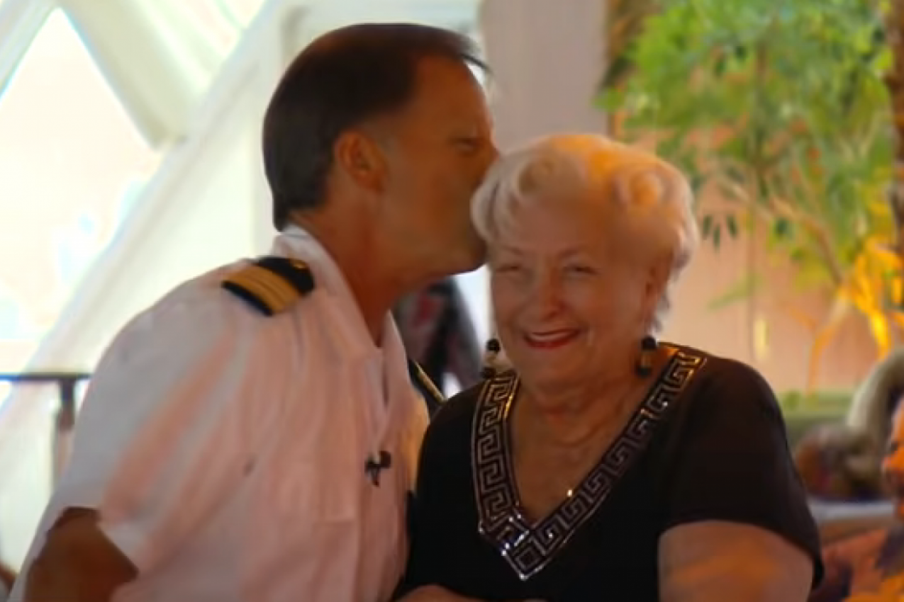 BABA OD 94 GODINE RASPRODALA SVE DA BI ŽIVELA NA KRUZERU! Evo kako provodi dane, a ljudi joj zameraju samo jedno! (FOTO/VIDEO)