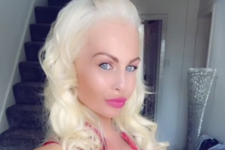 ZANOSNA BAKA BUJNIH GRUDI, PLAVIH OČIJU I PLATINASTE KOSE otkrila tajnu izgleda! Postavila je starosnu granicu za svoje momke, evo ko je samo interesuje! (VIDEO)