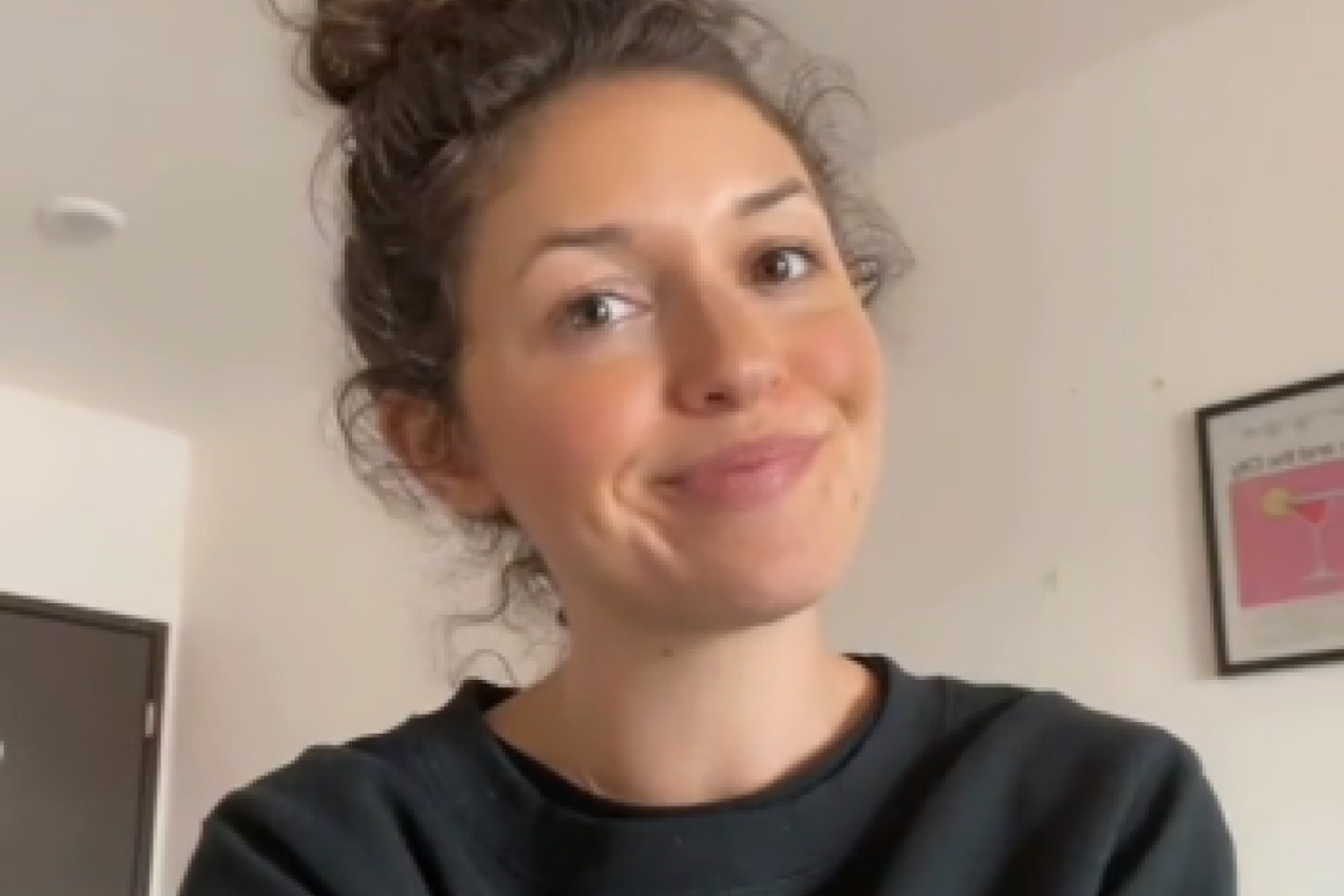 NIKAD NISTE VIDELI ŽENU SA OVAKO MALIM GRUDIMA! Ali jedna njena tajna je još neverovatnija, ljudi se pitaju: Kako je ovo moguće? (VIDEO)