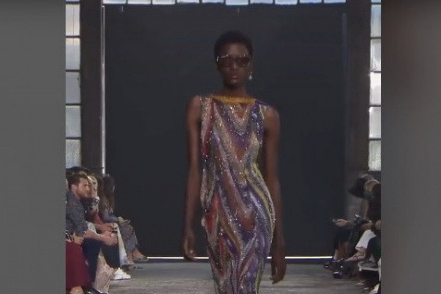 MANEKENKA NAPUSTILA PISTU I BAVI SE ZEMLJORADNJOM! Uzela je motiku u ruke i poslala snažnu poruku svim ljudima na planeti