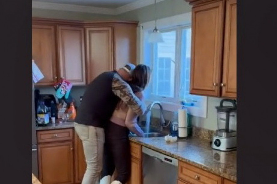 PUSTIO SAM BRATA BLIZANCA DA PRIĐE MOJOJ ŽENI S LEĐA, A EVO ŠTA JE USLEDILO! Njena reakcija je neverovatna, sve je snimljeno! (VIDEO)