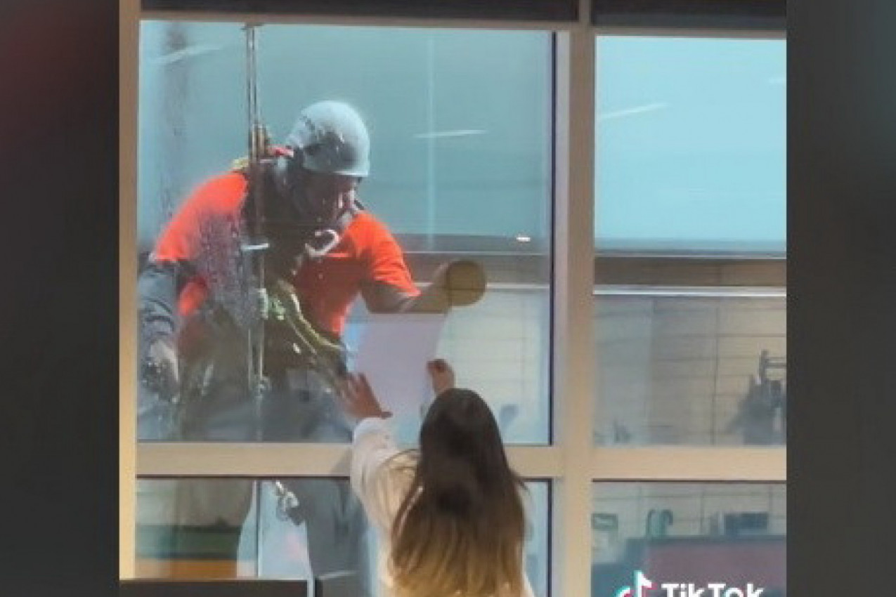 NAPISALA JE PORUKU BRISAČU PROZORA I USLEDILA JE REAKCIJA KAKVOJ SE NIJE NADALA! Svet je u šoku šta je stajalo na tom papiru!