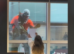 NAPISALA JE PORUKU BRISAČU PROZORA I USLEDILA JE REAKCIJA KAKVOJ SE NIJE NADALA! Svet je u šoku šta je stajalo na tom papiru!