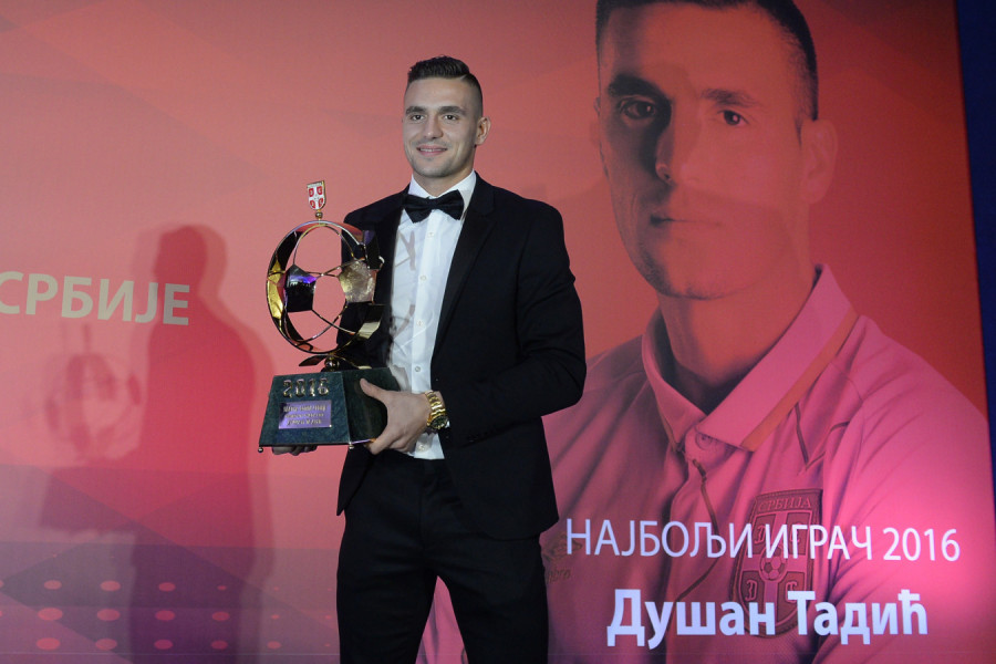 OVA LEPOTICA OSVOJILA JE DUŠANA TADIĆA:  Kapiten fudbalske reprezentacije Srbije Draganu skriva od očiju javnosti! (FOTO)