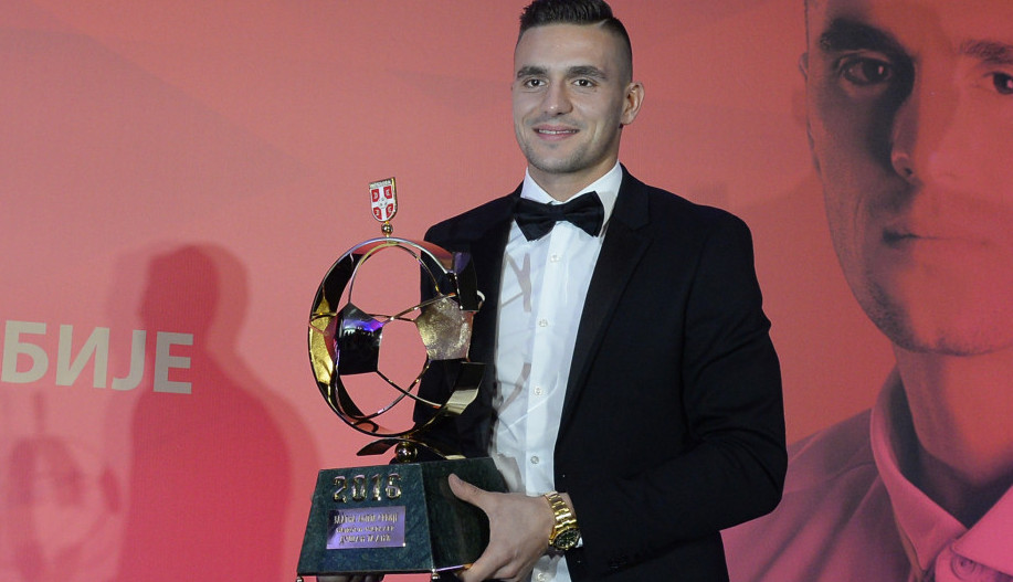 OVA LEPOTICA OSVOJILA JE DUŠANA TADIĆA:  Kapiten fudbalske reprezentacije Srbije Draganu skriva od očiju javnosti! (FOTO)