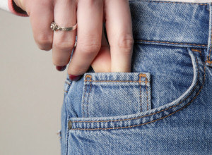 KONAČNO JE OTKRIVENO ČEMU SLUŽI MALI DŽEP NA FARMERKAMA! Ne, nije tu za ukras!