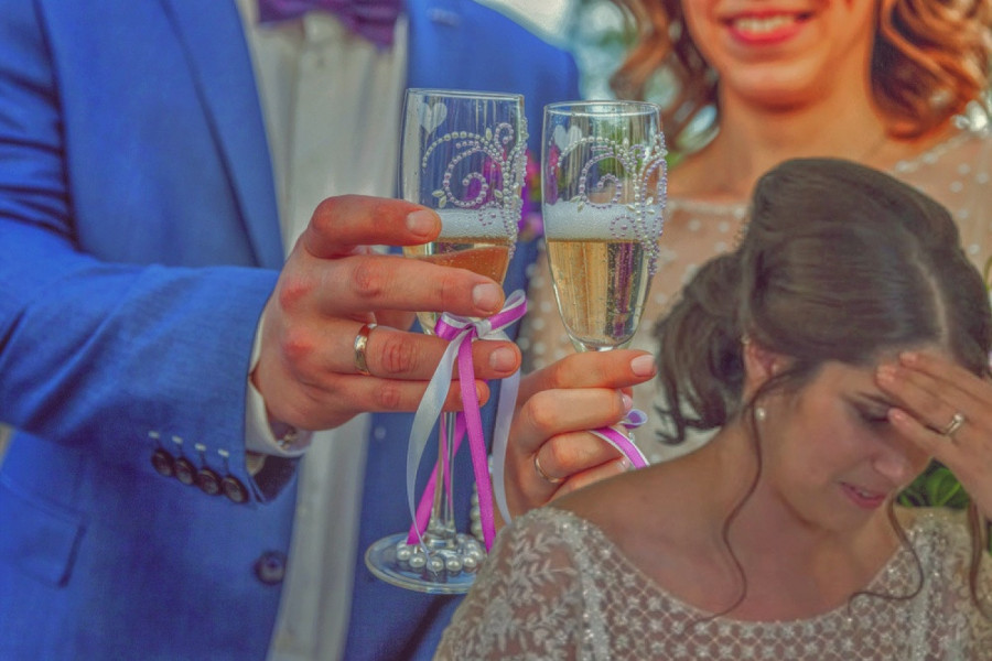 MLADOŽENJA TOKOM ZDRAVICE OTKRIO ŠOKANTNE DETALJE O MLADOJ: O govoru ovog muškarca svi pričaju, ko još to radi svojoj ženi? (VIDEO)