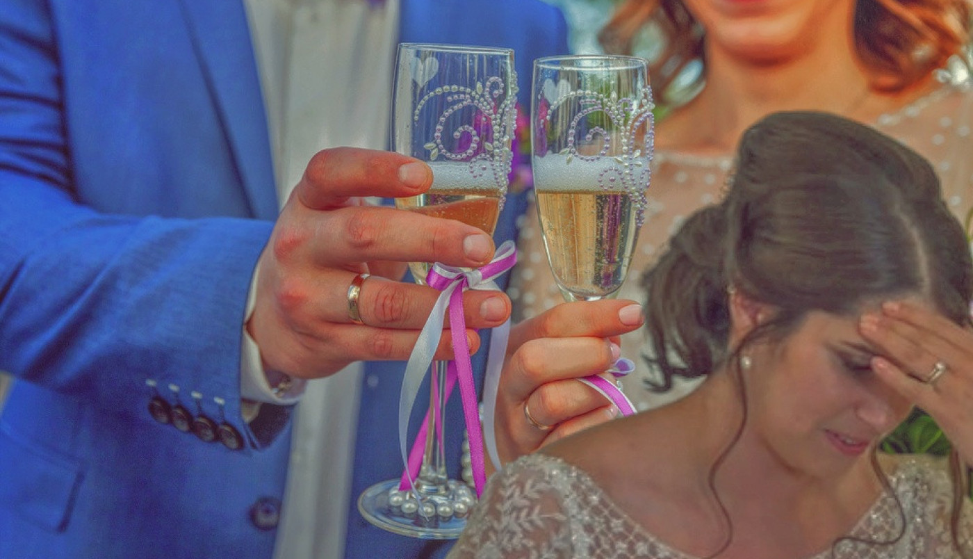 MLADOŽENJA TOKOM ZDRAVICE OTKRIO ŠOKANTNE DETALJE O MLADOJ: O govoru ovog muškarca svi pričaju, ko još to radi svojoj ženi? (VIDEO)