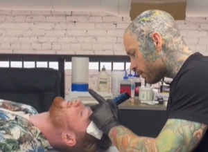 DA SE ČOVEK PREKRSTI KAD GA VIDI: Tetovaža ovog mladića usijala je društvene mreže, šta učini sa sobom? (VIDEO)