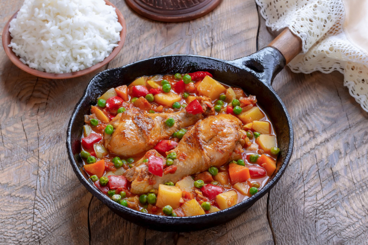 PILEĆI PAPRIKAŠ SA KROMPIROM: Nedeljni ručak po receptu naših baka (FOTO)